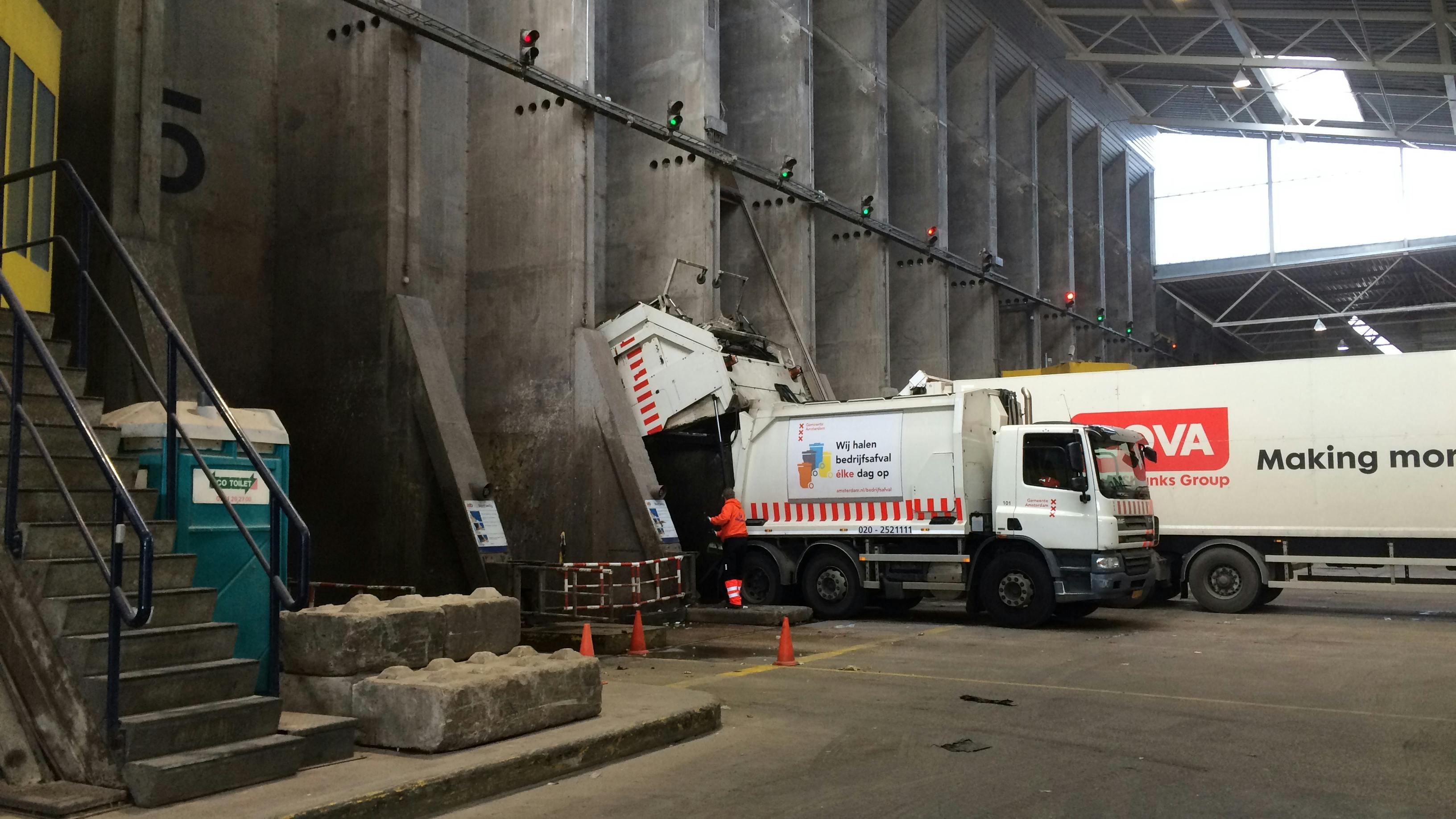 Foto: Hugo Reitsma - Bij de Amsterdamse afvalenergiecentrale AEB wordt het afval verzameld in een speciale bunker.