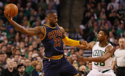 LeBron James (L) in actie. EPA