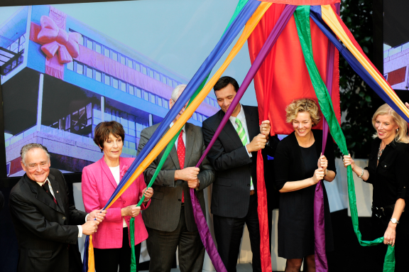 In 2011 kon bij het VUmc een centrum voor kankeronderzoek worden geopend, door bijdragen van rijke, betrokken vrienden. Op de afbeelding hoogleraar oncologie Bob Pinedo, Mies Bouwman, Elmer Mulder (Voorzitter Raad van Bestuur VUmc), Saner van der Laan (bestuurslid stichting VUmc CCA) Marieke van Schaik (Vriendenloterij) en Ineke Vree (verpleegkundige VUmc CCA) (Foto: ANP)