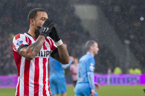 ANP Memphis Depay van PSV baalt na zijn gemiste penalty tegen Willem II tijdens de eredivisiewedstrijd.