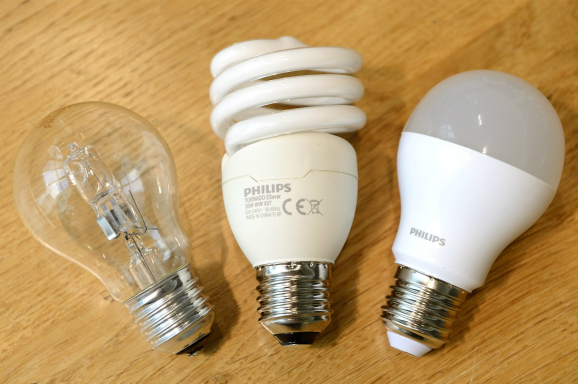Foto: ANP - Een halogeen-lamp, een spaarlamp en een ledlamp. 
