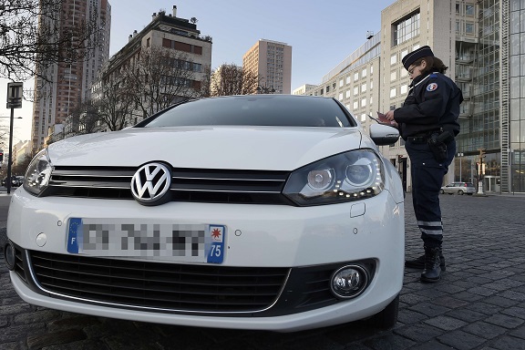 Nummerbordcontrole in Parijs. Foto: ANP