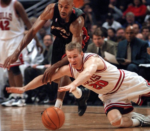 Fred Hoiberg (onder) als speler van Chicago Bulls in 2001. Archieffoto ANP