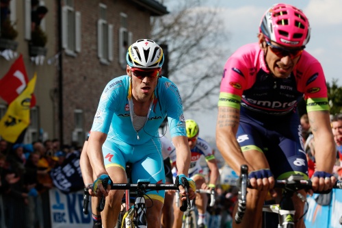 ANP Lars Boom (L) in actie tijdens de Ronde van Vlaanderen.