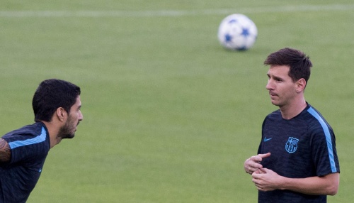 Suarez (L) en Messi. EPA