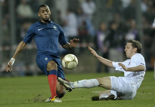 Yann M'Vila (l) in actie voor het Franse nationale team. EPa