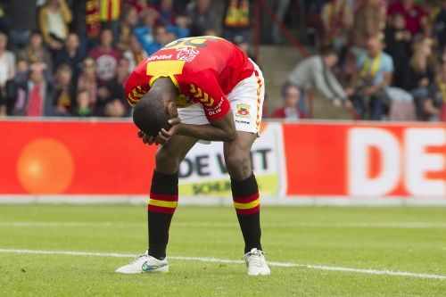 Go Ahead Eagles-speler Glynor Plet baalt van een gemiste kans. ANP