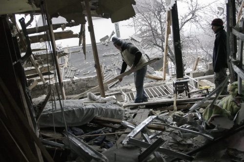 Restanten van huizen in Donetsk. EPA