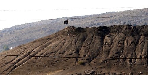 EPA Archiefbeeld De vlag van IS op een heuvel bij Kobani. 