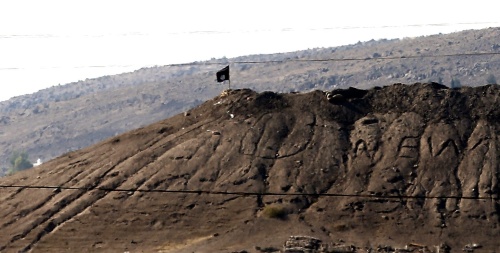 EPA Archiefbeeld De vlag van IS op een heuvel bij Kobani.