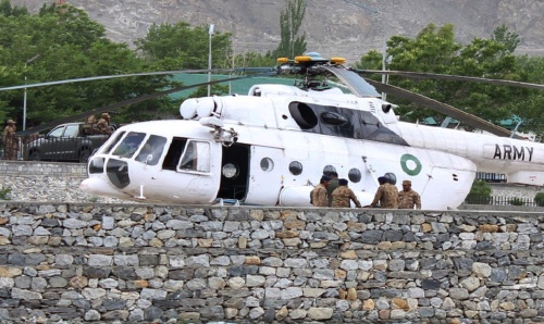 Gewonden worden uit een helikopter gedragen. EPA