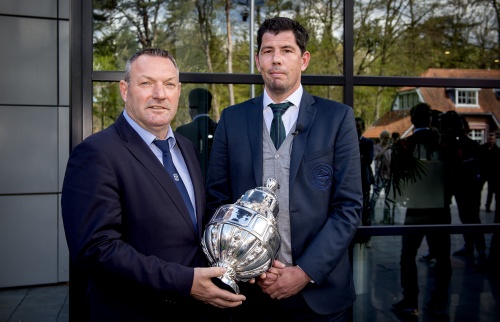 PEC Zwolle-trainer Ron Jans (L) en FC Groningen-trainer Erwin van de Looi met de KNVB beker na afloop van een persconferentie in aanloop naar de KNVB bekerfinale. ANP