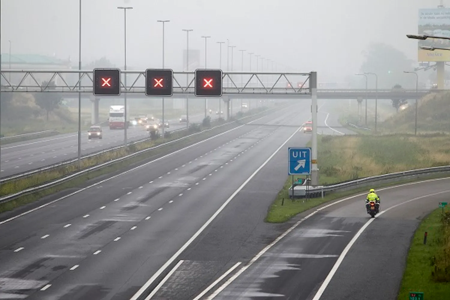 A2 in twee richtingen afgesloten wegens aanhoudingen bij schuur