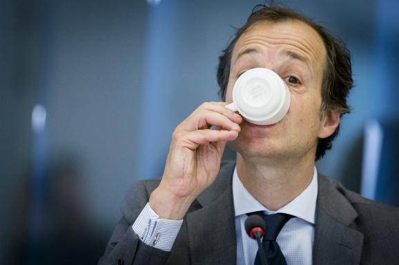 Foto: ANP - Staatssecretaris Eric Wiebes aan de koffie