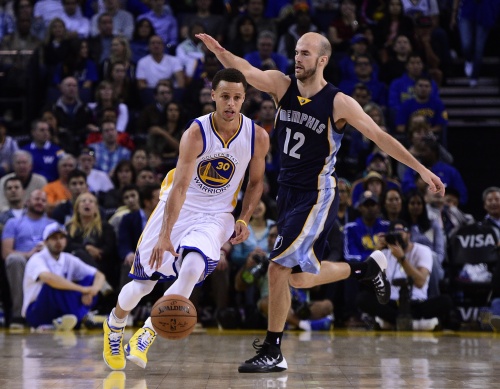 Stephen Curry (L) in actie. EPA