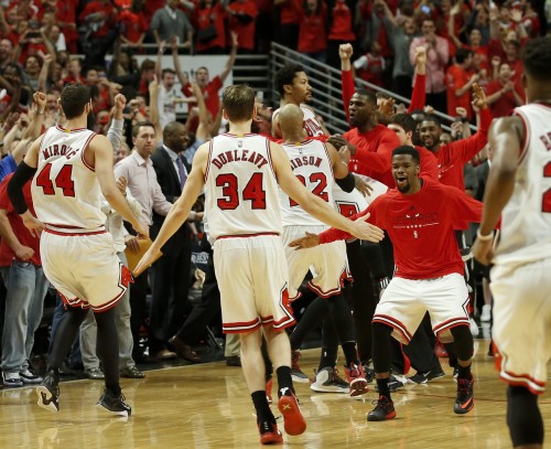 Spelers Chicago Bulls vieren een punt. EPA