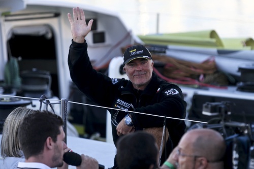 Bouwe Bekking bij de finish in Lissabon. EPA