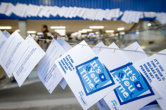 Foto: ANP - Medewerkers van IKEA voeren actie bij het filiaal in Utrecht