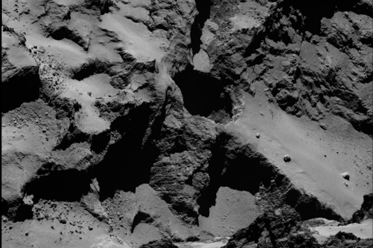 Een van de achttien sinkholes die op de komeet 67P gevonden zijn met de Rosetta. Het gat heeft een doorsnede van 220 meter en is 185 meter diep - ter vergelijking: de Dom in Utrecht is 112 meter hoog. (Foto: ESA/Rosetta/MPS for OSIRIS Team MPS/UPD/LAM/IAA/SSO/INTA/UPM/DASP/IDA)