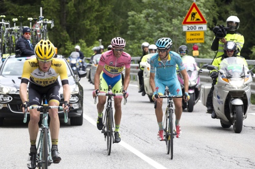 Kruijswijk (L) tijdens de Giro. Archieffoto EPA