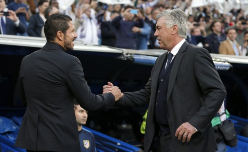 Diego Simeone (links) schudt voor het duel met Real Madrid de hand van zijn Real-collega Carlo Ancelotti (EPA)