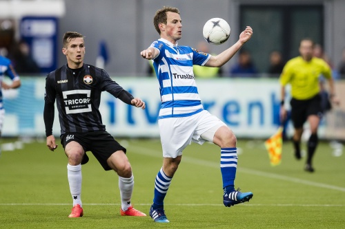 Wout Brama (L) van PEC Zwolle in duel met Stijn Wuytens van Willem II. ANP PRO SHOTS