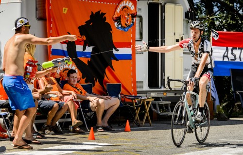Nederlandse wielerfans in de Hollandse bocht 7 op de Alpe dHuez. Traditiegetrouw staan tijdens de Tour de France veel Nederlanders op de berg om de renners aan te moedigen. ANP