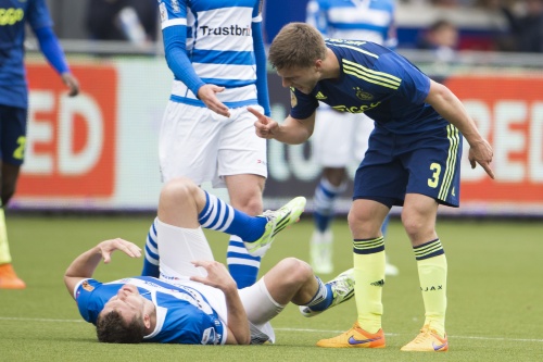 Joël Veltman van Ajax is boos op Tomas Necid van PEC Zwolle. ANP PRO SHOTS