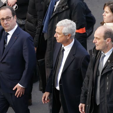 Hollande roept kabinet en veiligheidschefs opnieuw bijeen