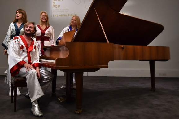 De piano van ABBA die vandaag verkocht wordt. Foto: ANP