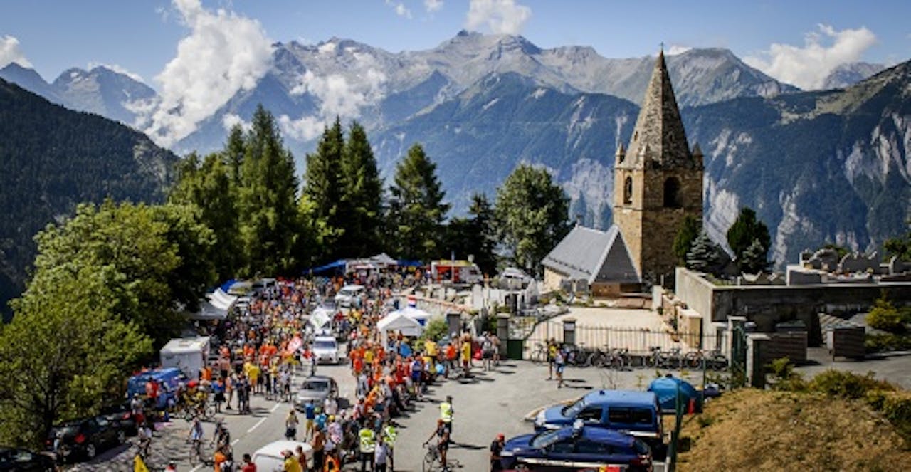 Nederlandse wielerfans in de Hollandse bocht 7 op de Alpe dHuez. Traditiegetrouw staan tijdens de Tour de France veel Nederlanders op de berg om de renners aan te moedigen. ANP