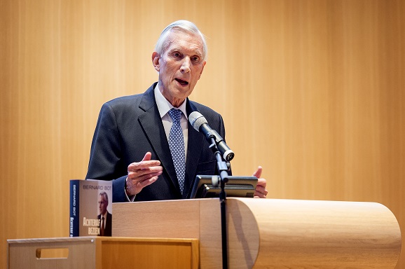 Bernard Bot bij de presentatie van zijn nieuwe boek. Foto: Koen van Weel/ANP