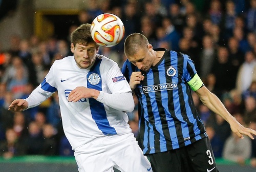 Yevhen Seleznyov (L) van Dnjepr Dnjepropetrovsk in duel met Club Brugge's Timmy Simons (R). EPA