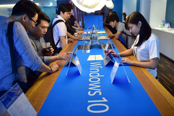 Foto ANP / Bezoekers testen Windows 10 in Seoul.