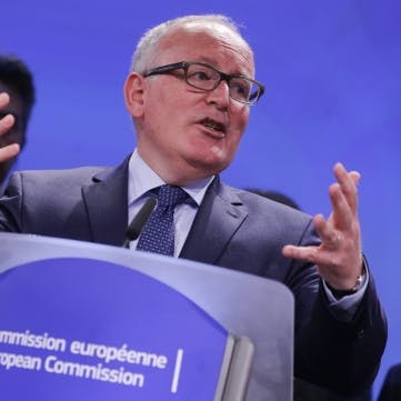 Timmermans eert Thé Lau in Europees Parlement
