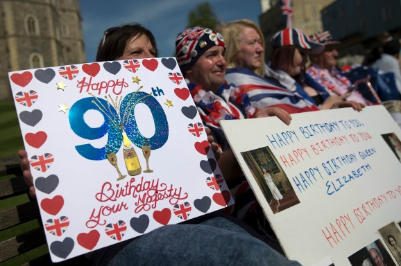 Fans van Queen Elizabeth vieren haar verjaardag. Foto ANP