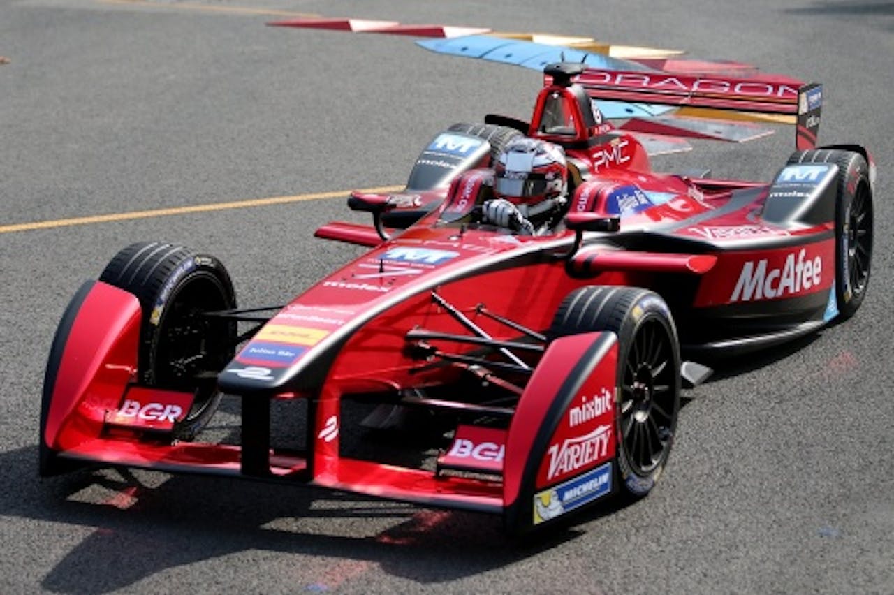 Een Formule E-bolide met coureur. EPA