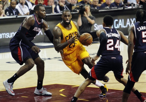 LeBron James (M) in actie tegen de Atlanta Hawks. EPA