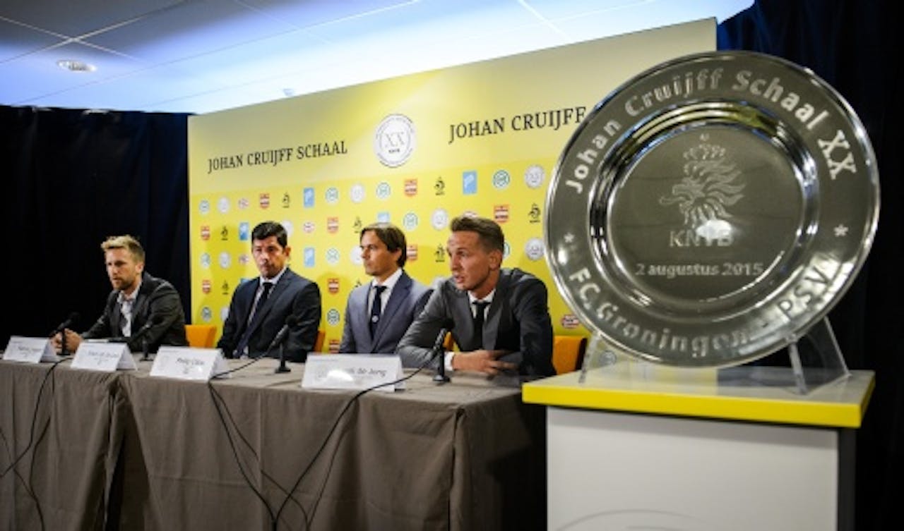 Rasmus Lindgren, Erwin van de Looi, Philip Cocu en Luuk de Jong tijdens de persconferentie voorafgaand aan de wedstrijd om de Johan Cruijff Schaal. (ANP)