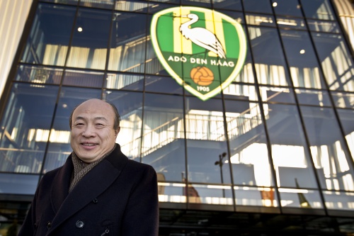 Hui Wang voor het ADO-stadion. ANP