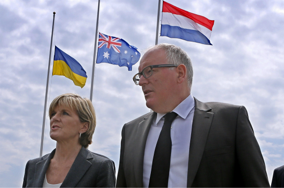 Timmermans en zijn Australische collega Julie Bishop