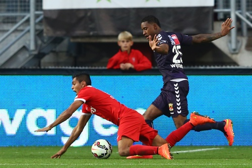Jesús Corona (L) wordt neergelegd door Giliano Wijnaldum (R) van Go Ahead Eagles. ANP PRO SHOTS