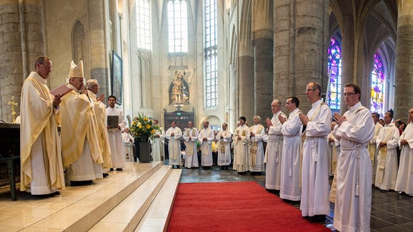 Vier priesters worden door Bisschop Wiertz gewijd in de Sint-Christoffelkathedraal in Roermond.
