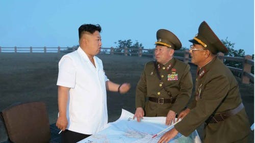 Kim Jong-un van Noord-Korea met militaire leiders. EPA