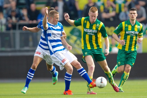 Stef Nijland (L) van PEC Zwolle in duel met Mike van Duinen (R) van ADO Den Haag. ANP PRO SHOTS