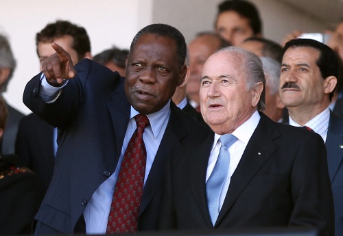 Archieffoto Issa Hayatou (L). EPA
