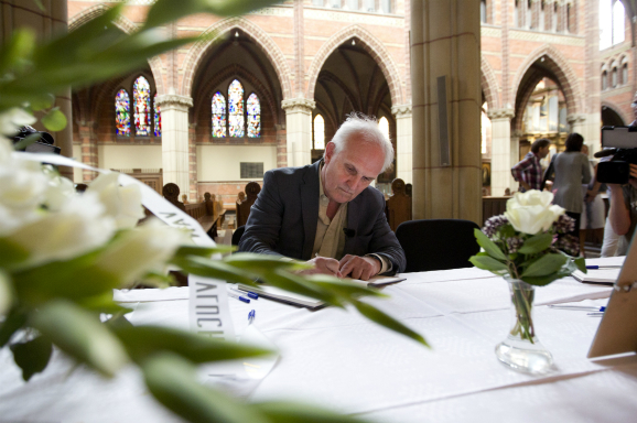 Pieter Broertjes tekent het condoleanceregister voor de slachtoffers
