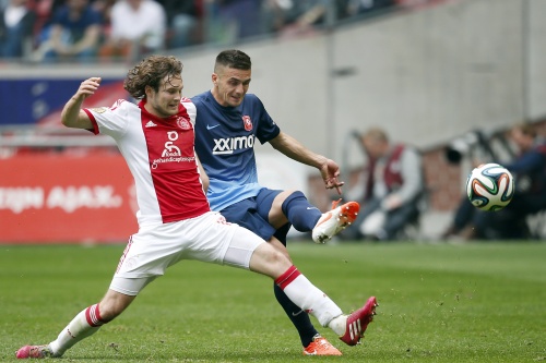 Daley Blind (L) van Ajax in duel met Dusan Tadic (R) van FC Twente. ANP PRO SHOTS