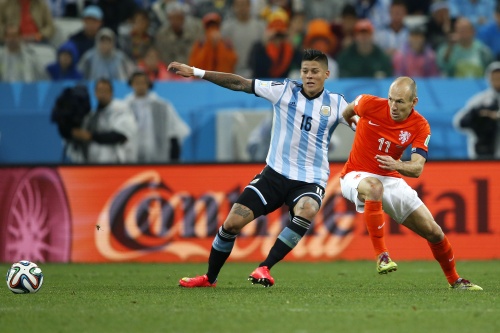 Rojo in duel met Robben op het WK. ANP