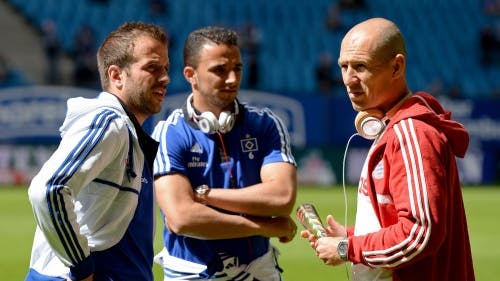 Ouasim Bouy (M) met Robben en Van der Vaart. EPA